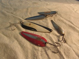 vintage lot of 5  Fishing Lures Spoons RED-BLACK-BLUE/WHITE  3&quot; AQUA -USA - £17.98 GBP