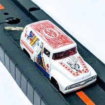 Hot Wheels HW Art Cars &#39;56 Ford F-100 Queen of Hearts Playing Card Keychain - £8.58 GBP