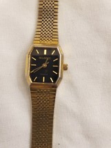 PREVIOUSLY OWNED LADIES HELSBROS GOLD TONE ANALOG QUARTZ WATCH - £10.32 GBP