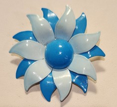 FLOWER POWER Brooch Pin Retro MOD Metal Enamel Light and Dark Blue 1960s - $329.08 MXN