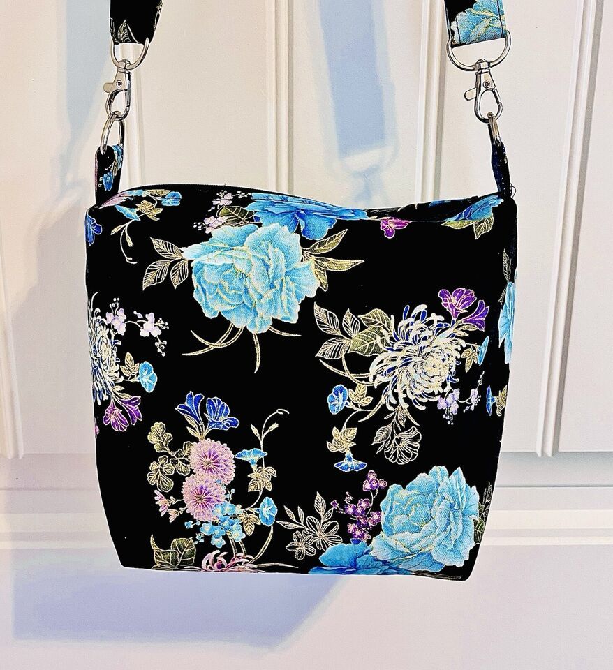 Crossbody bag floral design - $12.00