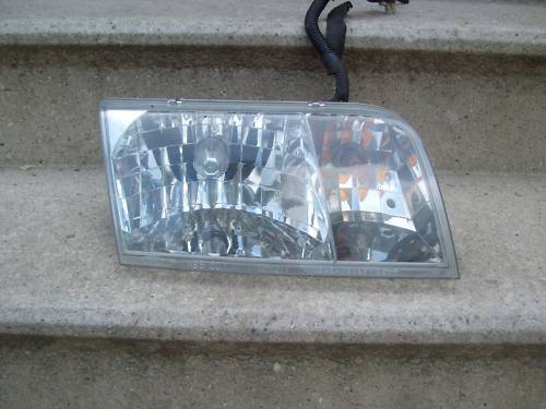 Primary image for 2005 2004 2003 2002 2001 FORD CROWN VICTORIA RIGHT HEAD LIGHT OEM USED