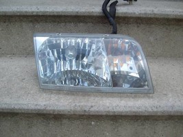 2005 2004 2003 2002 2001 FORD CROWN VICTORIA RIGHT HEAD LIGHT OEM USED - $147.51