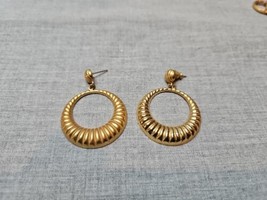 Vintage Trifari Gold Tone Ribbed Hoop Earrings, 1.25&#39;&#39; Diameter - £7.52 GBP