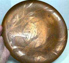 Copper Plate Wall Hanging Attacking Tiger In Foliage 9.5&quot; Round Vintage - £12.35 GBP