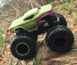 Hot Wheels Monster Truck Marvel Hulk Giant Wheels Toy Car Green and Purple - £7.91 GBP