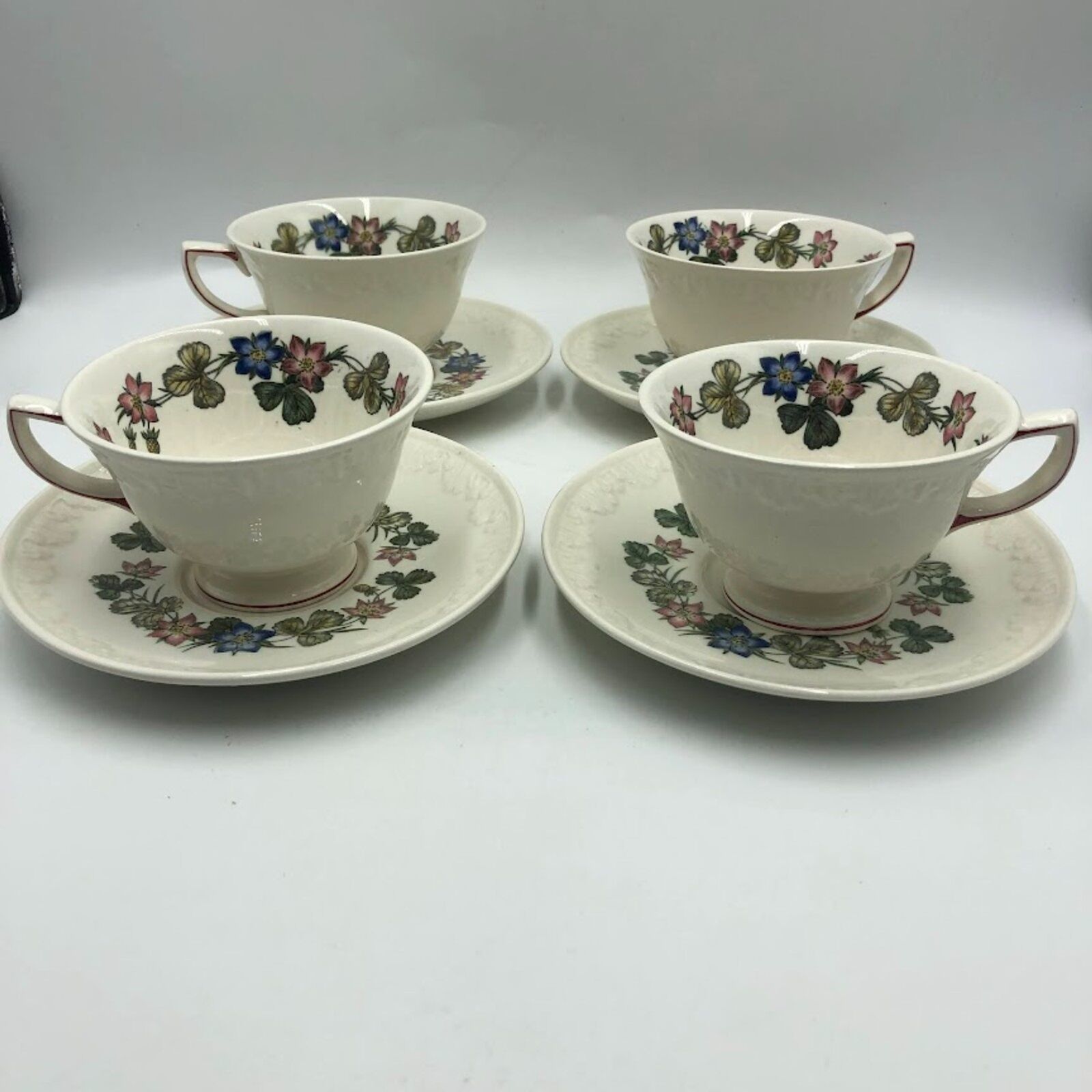 Vintage Pembroke Set of 4 Tea Cups and Saucers Wedgwood Corinthian USA England - £35.06 GBP