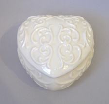 Heart Scroll Trinket Jewelry Treasure Box Candy Jar Gold Trim White Porcelain - £16.03 GBP