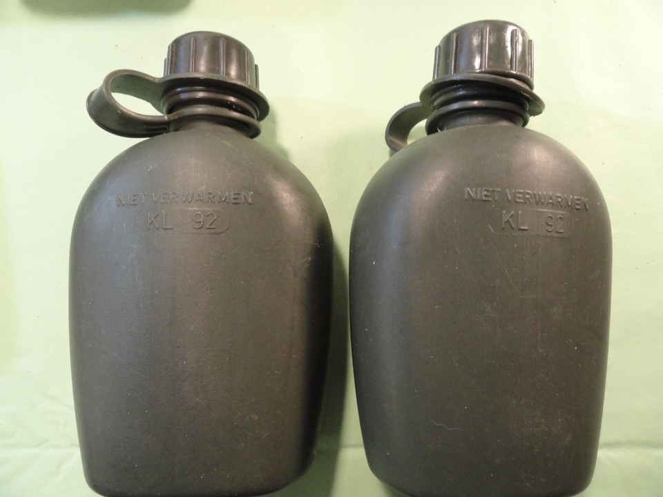 VINTAGE OD GREEN DUTCH NETHERLANDS MILITARY CANTEENS SET OF 2 CANTEENS - $29.69