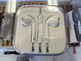 Apple EarPods with Remote and Mic for iPhone, iPad, iPod - £9.88 GBP