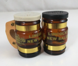 Vintage Lincoln&#39;s New Salem Lincoln&#39;s Home Barrel Mug Salt &amp; Pepper Shakers - $290.49 MXN