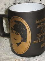 Royal Wedding-Prince Charles &amp; Lady Diana-Black w/ Gold Mug-1981-England - $187.71 MXN