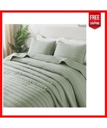 Durable Sage Green Twin Quilt and Pillow Sham - Machine Washable Luxury - $70.23 CAD