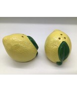 Vtg. Lemon Shaped Salt &amp; Pepper Shakers Ceramic Yellow Green Kitchen 2.5” - $203.39 MXN
