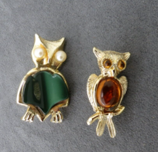 Lot 2 Vintage Owl Brooch Pin Gold Tone Jelly Belly Thermoset Green Amber Yellow - $9.89