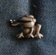 JJ Unusual Silver-tone Frog eating a Bug Pin 1970s vintage 7/8&quot; - £12.00 GBP