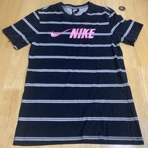 VINTAGE NIKE STRIPED BLACK TSHIRT WITH PINK EMBROIDERY MENS SIZE Small - $312.40 MXN