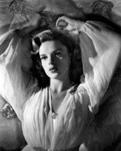 Judy Garland looks voluptuous in this 1940&#39;s glamour pose arms raised 16x20 post - £19.65 GBP