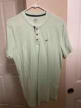 Hollister Green t-shirt size L - $58.41 MXN