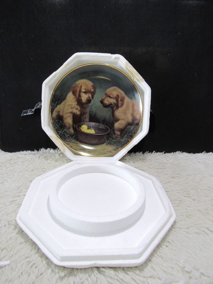 Franklin Mint Fine Porcelain Gold Trim "Duck Hunters" Decorative Plate - $7.75