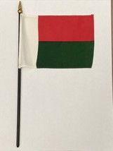 New Madagascar Mini Desk Flag - Black Wood Stick Gold Top 4” X 6” - £3.99 GBP