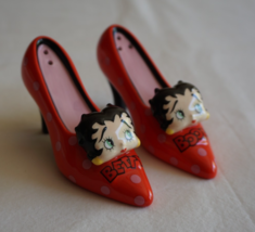 Betty Boop Red High Heel Shoes w/ Pink Polka Dots Ceramic Salt &amp; Pepper ... - €8,63 EUR