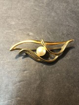 Vintage Signed NAPIER Gold Tone Faux Pearl Brooch - £22.34 GBP