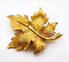 Vintage Signed Mamselle Textured Gold Tone Maple Leaf Pin Brooch - £14.21 GBP