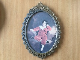 Vintage &quot;red boy&quot; print in oval metal frame wall hanger  - €38,38 EUR