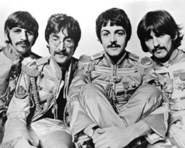 The Beatles classic Sgt Pepper&#39;s Lonely Hearts line-up 8x10 Photo - £6.38 GBP