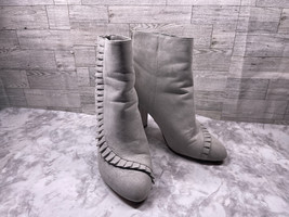Justfab Boots Women 10M Stacie Shoes Gray Suede Ruffle Block Heel Ankle ... - $509.16 MXN