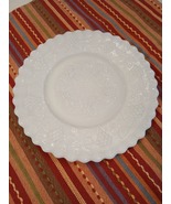 Doeskin Milk glass plate. Grapevine pattern.  - $188.96 MXN