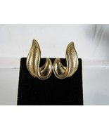 Vintage AVON GOLDEN PIERCED EARRINGS 1 1/2&quot; 1991 Goldtone Textured - $144.34 MXN