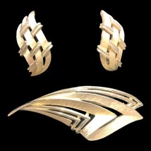 vintage crown trifari brooch &amp; clip on earrings washed gold tone - £70.47 GBP
