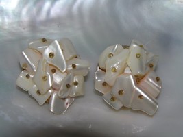 Vintage White Mother of Pearl Nugget Cluster Clip Earrings – 1 and 1/8th’s inch - £6.80 GBP