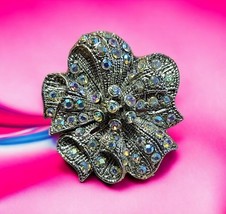 Vintage Kenneth Cole KC Antiqued AB Iridescent Crystal Floral Brooch BLI... - $511.75 MXN