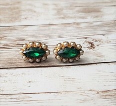 Vintage Screw On Earrings Green Gem with Faux Pearl Halo - £10.35 GBP