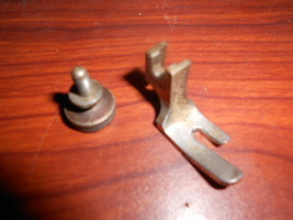 Singer 27-4 Vibrating Shuttle Presser Foot #8322 w/Thumb Screw #286B - $12.50