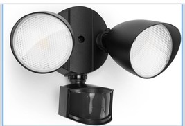 LUTEC 6222W 2500 Lm 32W 5000K LED Dual-Head Security Floodlight Outdoor ... - $27.74 CAD