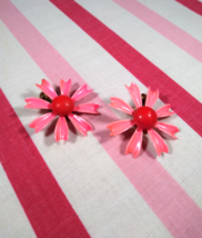 Beautiful Mid Century 2 Tone Pink Enamelware Large Daisy Flower Clip On Earrings - £11.09 GBP
