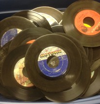 Lot of 500 45 rpm Vinyl Records for Crafts and Decoration 7&quot; - £352.51 GBP