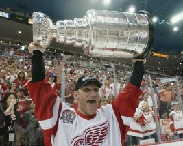 Brett Hull 8X10 Photo Hockey Detroit Red Wings Picture Nhl With Cup - £3.98 GBP