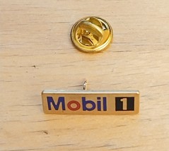 Vintage gold tone advertising brand Mobil 1 gas and oil company pin badge - $148.32 MXN