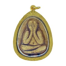 Phra Pidta Thai Amuleto Oro Micron Colgante Talismán Potente Buda Mágico - £16.00 GBP