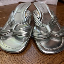 Etienne Aigner Emmi Heel Women 7.5 Metallic Silver Low Bridal Sandal Shoe VTG - £17.57 GBP