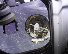 NASA Astronaut Pierre Thuot attempts capture Intelsat VI satellite Photo Print - £6.88 GBP