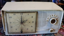 Vintage RCA clock AM radio Model 6-C-5 with working clock . - $39.00
