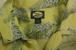 GORGEOUS Tommy Bahama Pale Yellow W Flowers Two Pocket Rayon Hawaiian Sh... - £35.54 GBP