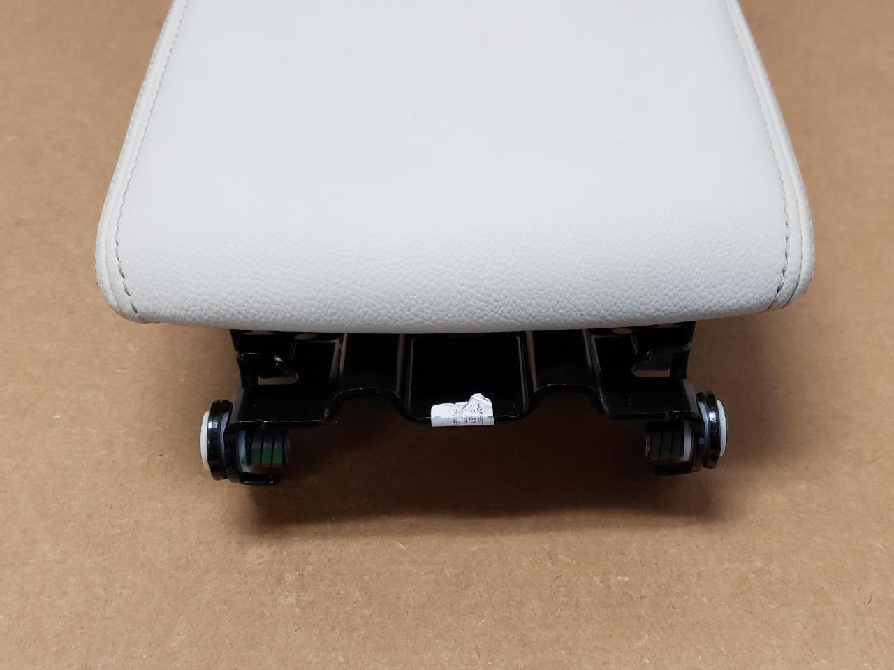 OEM 2014-2019 Chevrolet Impala Center Console Armrest Lid Light Wheat 84045639 Item image 5