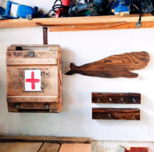 Industrial First Aid Cabinet | Vintage Military Ammo Box | Rustic Wall S... - €52,28 EUR